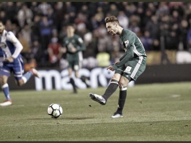 Loren realizando un pase / Real Betis