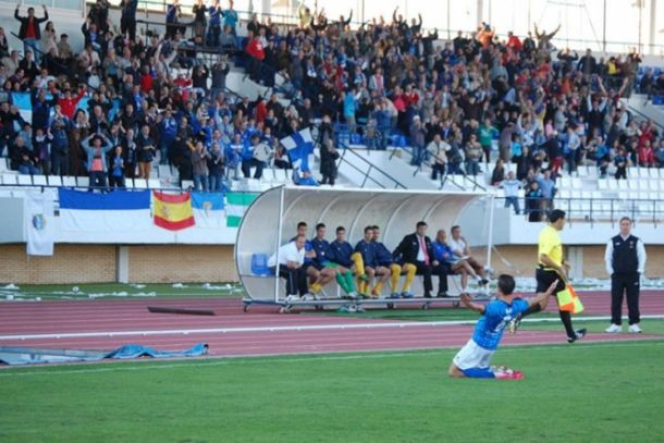 Ñoño celebra un gol ante un Iberoamericano extasiado (fuente Archivo VAVEL)