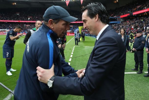 Emery y Gasset se saludan antes del encuentro. | FOTO: PSG.fr