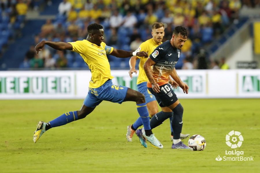 Nuke Mfulu intenta robar el balón a José Arnáiz | Fotografía: La Liga