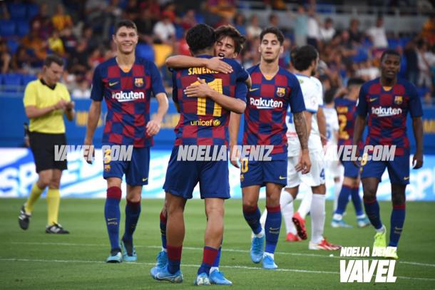 Kike Saverio y Riqui Puig celebrando el 2-1 del Barcelona B | Foto: Noelia Déniz (VAVEL)
