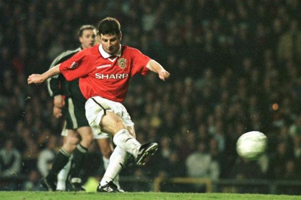 Denis Irwin anotando el gol de la victoria. Foto:UEFA.