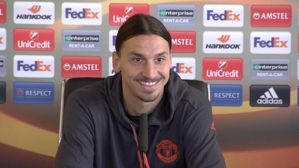 Ibrahimovi en sala de prensa. Foto:Manchester United.