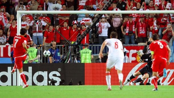 Ivica Vastic engañó al portero polaco | Foto:UEFA