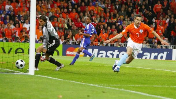 Robin Van Persie fredda Coupet, siglando la seconda rete del 4-1 finale. | Uefa.com