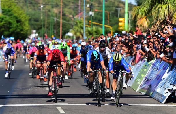 Mareczko (der.), gana por delante de Viviani (izq.) en meta. (Foto: Pablo Cercosimo / Tour de San Luis)