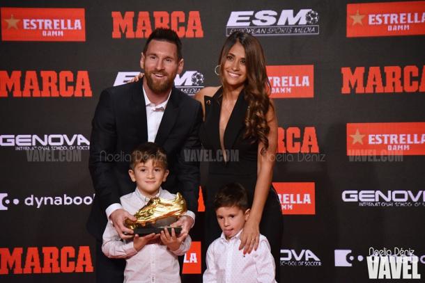 Leo Messi, Antonella Rocuzzo, Thiago Messi y Mateo Messi posando con la Bota de Oro. FOTO: Noelia Déniz