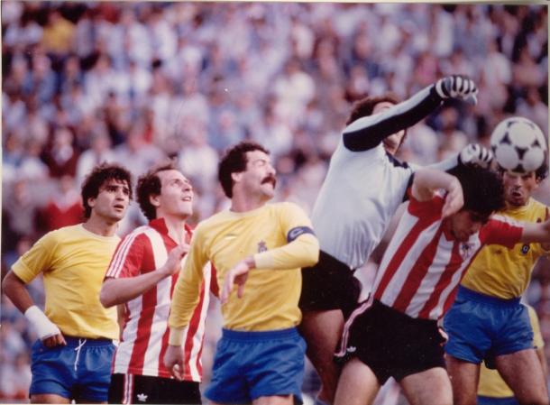 Manolo, portero de la UD Las Palmas despeja el balón ante Liceranzu y Sarabia || Foto: Web Oficial del Athletic Club