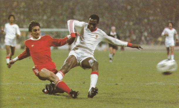 Kapellmann (Bayern) e Júlio Messías (Benfica), no primeiro confronto entre as duas equipas // Foto: http://football-in-the-seventies.blogspot.pt