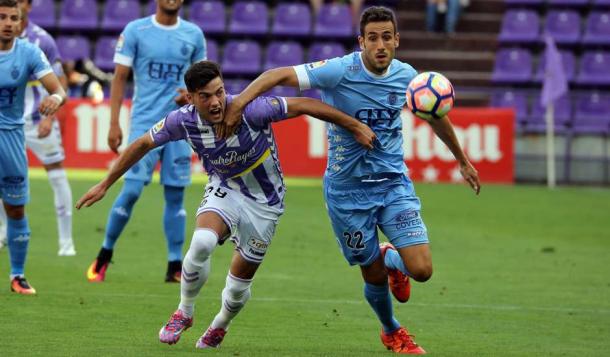 Jose y Kiko Olivas pugnan por el balón | Real Valladolid