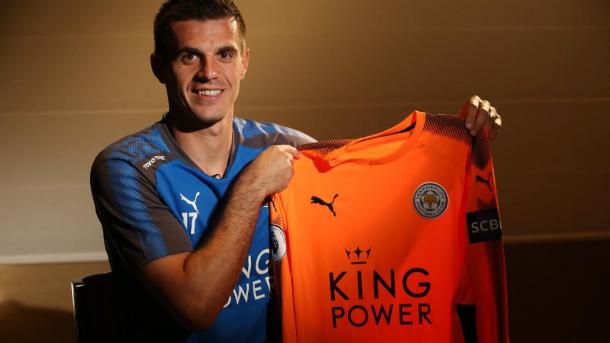 Jakupovic posa con la camiseta de los Foxes. Foto: Leicester City.