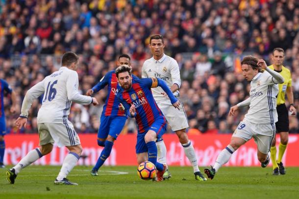 Ronaldo osserva Messi danzare sul pallone. Fonte foto: rtl.fr