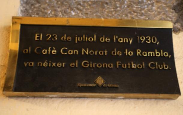 Pancarta sobre la fundación del Girona en catalán que reza: "El 23 de julio del año 1930, en el Café Can Norat de la Rambla, nació el Girona Fútbol Club". | Foto: El Punt Avui