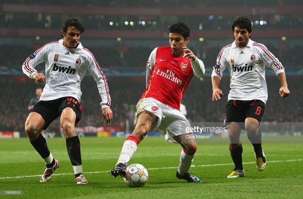 Oddo (izq) y Gattuso cerrandole el paso a da Silva en un duelo Arsenal vs Milan, 2008; Milan vigente campeón | Foto: gettyimages , Clive Mason
