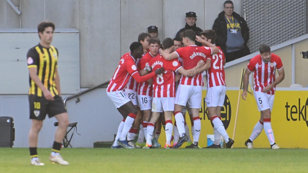 Jugadores del Bilbao Athletic celebrando el gol de Urko Izeta en Lasesarre / Fuente: Deia