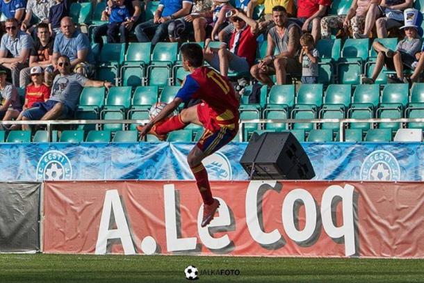 Álex controla el balón en un partido | Foto: JalkaFoto