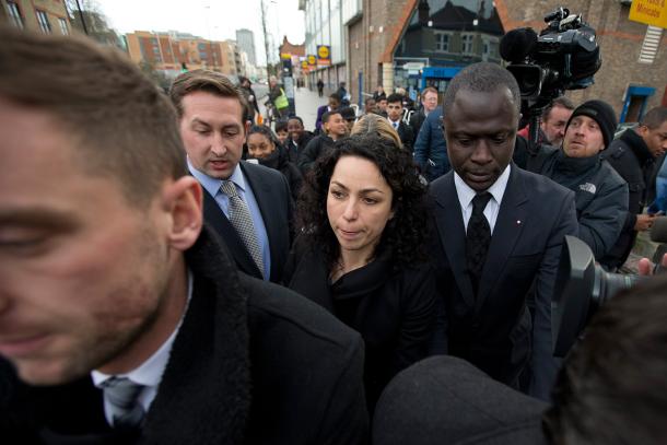 Eva Carneiro surrounded by security and the press. | Photo: AP - Associated Press