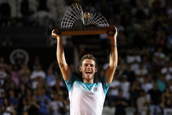 Diego Schwartzman hoists the trophy in Rio. Photo: Buda Mendes/Getty Images