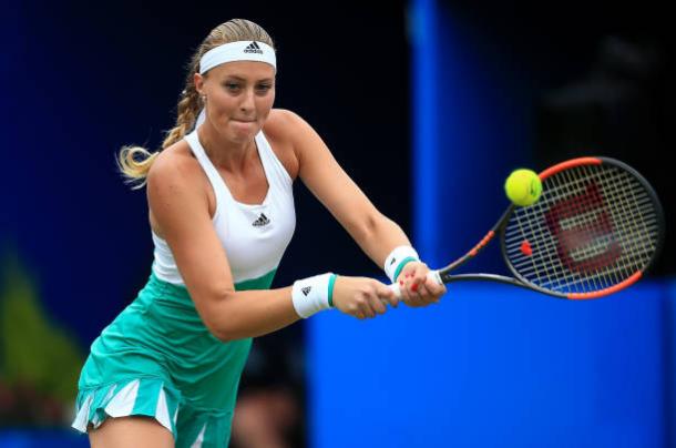 The Frenchwoman hands a first set bagel | Photo: Ben Hoskins/Getty Images