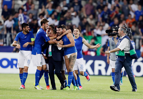 Jogadores comemoram com o técnico Luigi Di Biagio a vitória sobre a Alemanha (Foto: Nils Petter Nilsson/Getty Images)