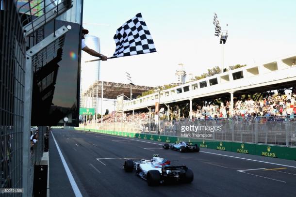 Bottas passes Stroll at the death. | Photo: Getty Images/Mark Thompson