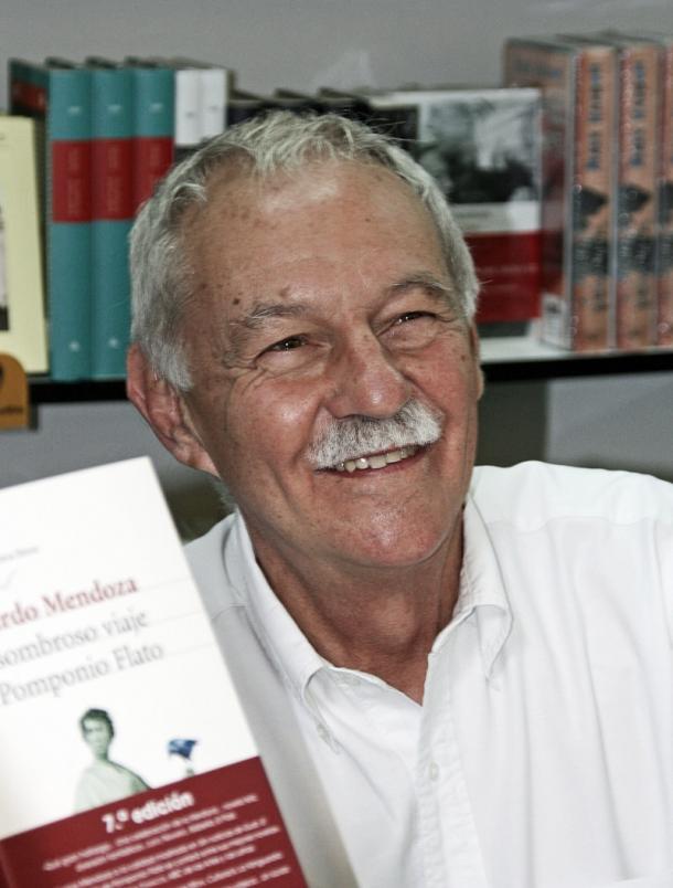 Eduardo Mendoza en la Feria del Libro de Madrid, 6 de junio de 2008. Fuente// Wikipedia.