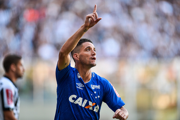 Thiago Neves comemora seu décimo tento na temporada (Foto: Pedro Vilela/Getty Images)