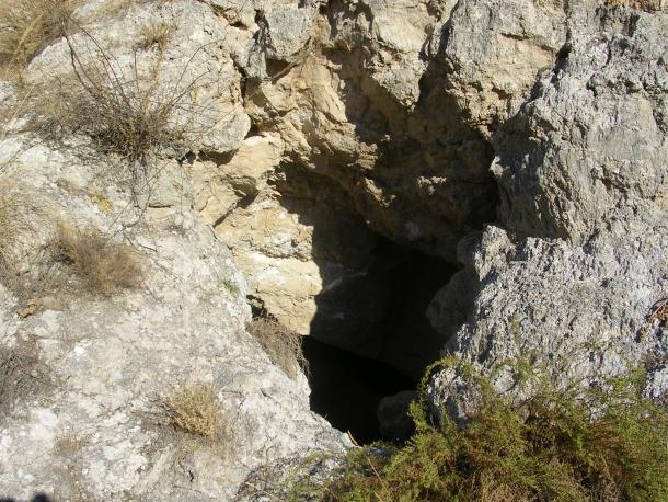 La cueva de Sarabán y Crisantos ha generado infinidad de leyendas en Brea de Tajo, incluido un río subterráneo. | Foto: Miguel Zorita