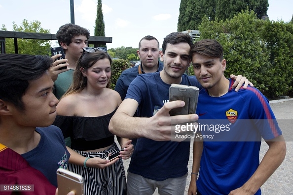 Cengiz poses for pictures with supporters (Photo: Anadolu Agency/Getty Images Europe)