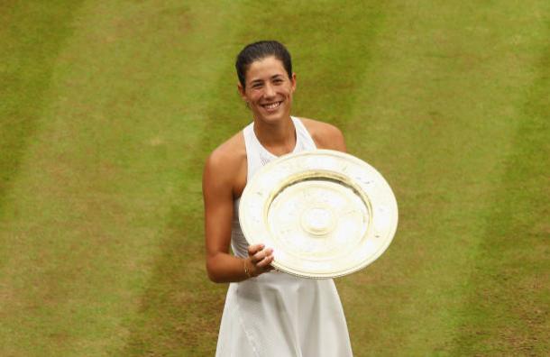 Muguruza with the Venus Rosewater Dish (Getty/Clive Brunskill)