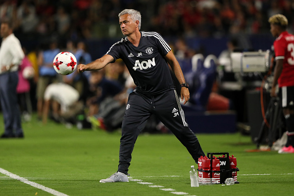 Mourinho na beira do campo comandando o Manchester United Foto: Matthew Ashton - AMA / Getty Images