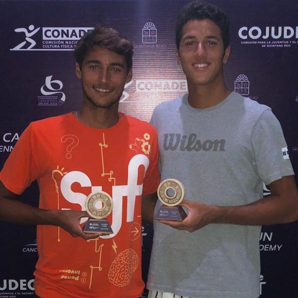Marcondes e Alves com o troféu (Foto: Divulgação/ITF)