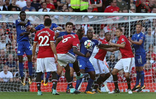 Pogba arriscou algumas vezes de fora da área na primeira etapa (Foto: Matthew Peters / Getty Images)