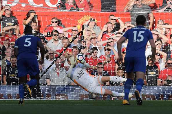 Grande atuação de Schmeichel, que salvou pênalti, não foi suficiente aos visitantes (Foto: Ross Kinnaird / Getty Images)