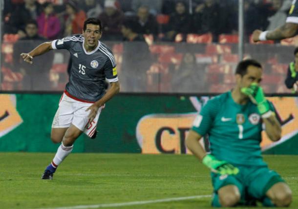 Cáceres comemora gol (Foto: Alex Reyes / Getty Images)