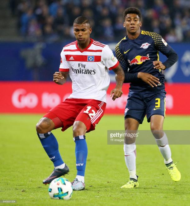 Walace Souza disputando el balón con su actual equipo, el Hamburgo. Fotografía: Getty Images
