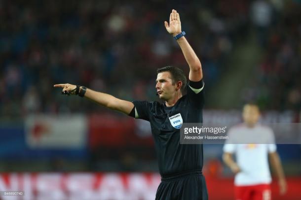 Michael Oliver, el árbitro más experimentado (Foto: Getty Images)