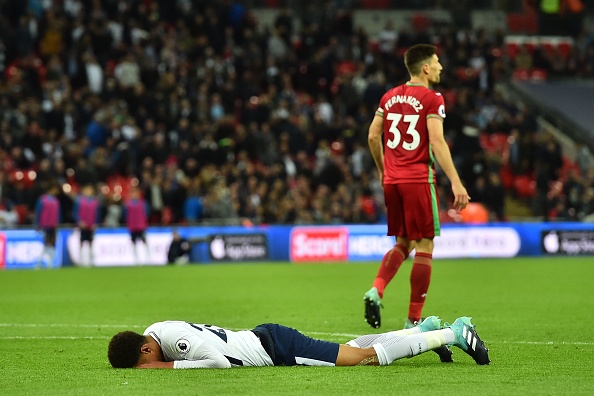 A lamentação de Alli resume atual momento dos Spurs em Wembley pela PL (Foto: Glyn Kirk / Getty Images)