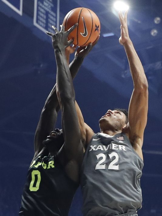 Gates goes up to contest a shot against Baylor's Jo Lual-Acuil Jr./Photo: The Associated Press