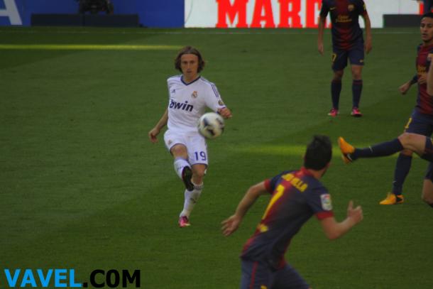 Luka Modric jugando la Supercopa de España en su debut con el Real Madrid. Fotografía: VAVEL.
