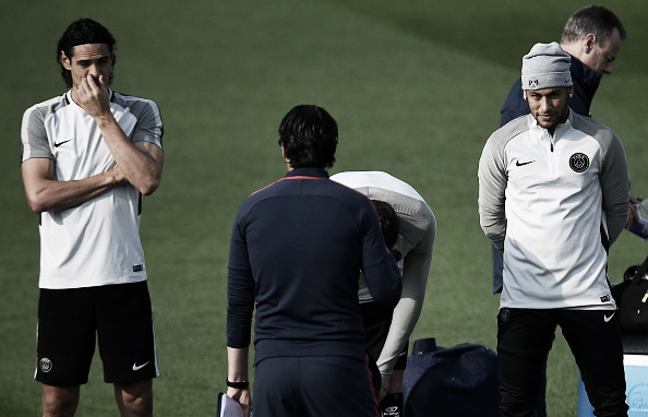 Cavani, Unai Emery e Neymar no treino do PSG: incidente com cobrança de pênaltis segue repercutindo na imprensa (Foto: Getty Images)