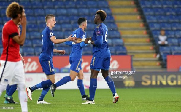 El equipo juvenil del Leicester durante un amistoso en el King Power Stadium (Foto: Getty Images) 