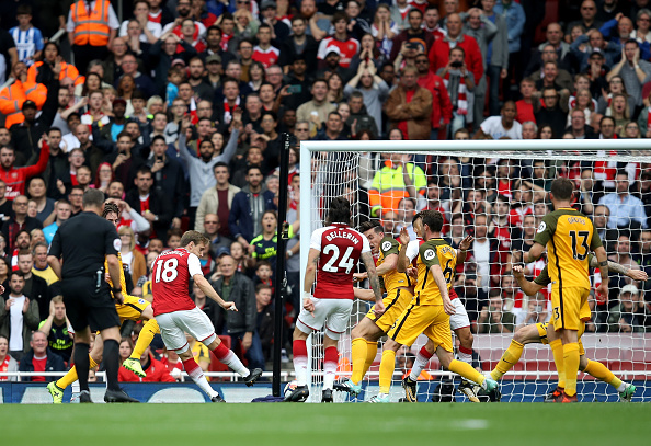 Arsenal precisou de três arremates no mesmo lance até que Monreal abrisse o placar (Foto: Julian Finney / Getty Images