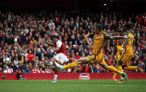 Momento da finalização do gol de Iwobi (Foto: Julian Finney / Getty Images)