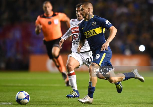 Darío Benedetto durante el partido ante Chacarita en la Bombonera (Foto: Getty Images)