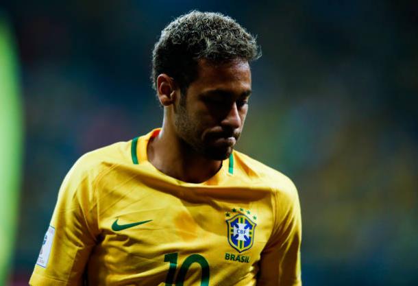 Neymar terminou o primeiro tempo levando cartão amarelo e discutindo com Aránguiz (Foto: Alexandre Schneider/Getty Images)