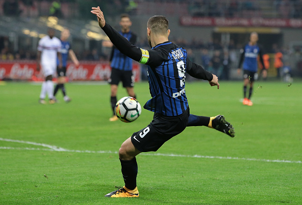 Icardi emenda voleio e marca o segundo da Inter no primeiro tempo (Foto: Emilio Andreoli/Getty Images)