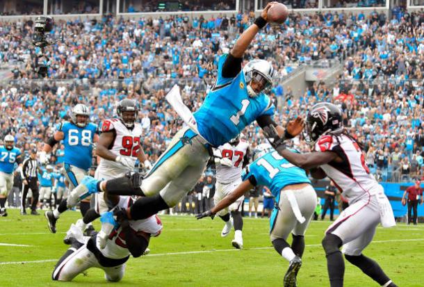 Touchdown de Cam Newton no segundo quarto (Foto: Grant Halverson/Getty Images)