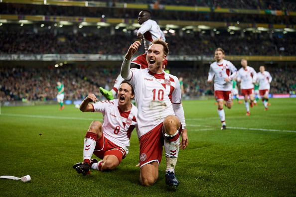 Eriksen comemora um de seus três gols marcados no Aviva Stadium (Foto: Lars Ronbog/FrontZoneSport via Getty Images)
