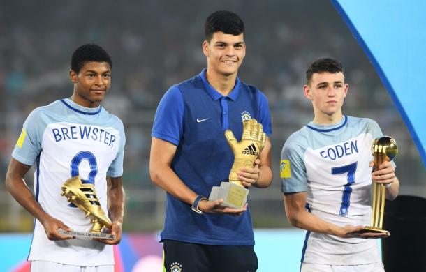 O jogador recebeu o prêmio ao lado dos campeões do torneio na Índia (Foto: divulgação/FIFA)